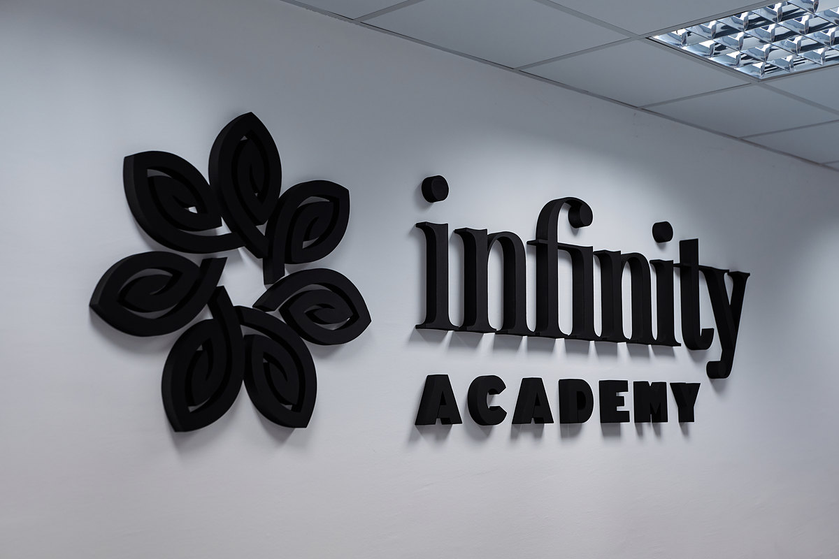 Logo Infinity Academy v učebni